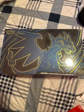 Charizard Collector Tin - Black & Gold